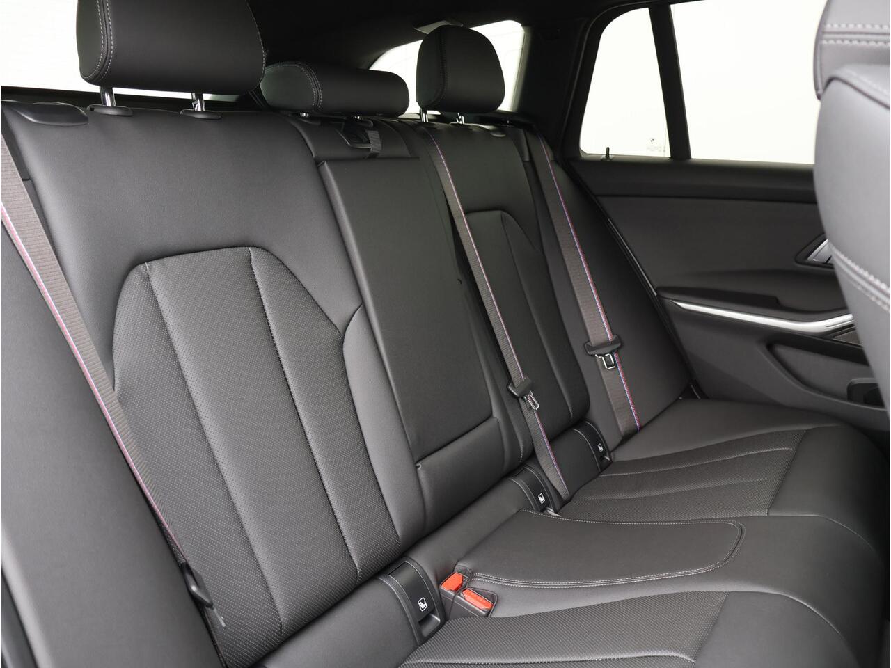 BMW 3-SERIE Touring 330e M Sport Package Pro | Innovation Pack | Comfort Pack