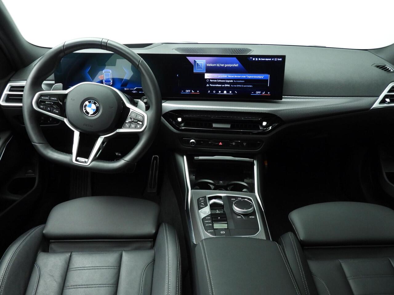 BMW 3-SERIE Touring 318i | M-Sportpakket | LED | Leder | HUD | Schuifdak | Trekhaak | Stoelverwarming | Keyles go | DAB | Alu 18 inch