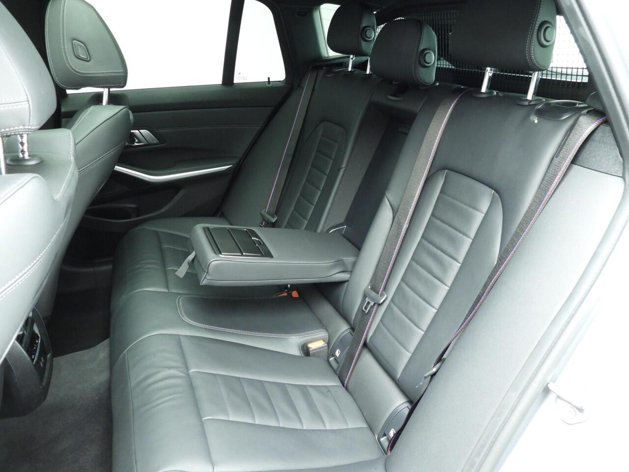 BMW 3-SERIE Touring 318i | M-Sportpakket | LED | Leder | HUD | Schuifdak | Trekhaak | Stoelverwarming | Keyles go | DAB | Alu 18 inch