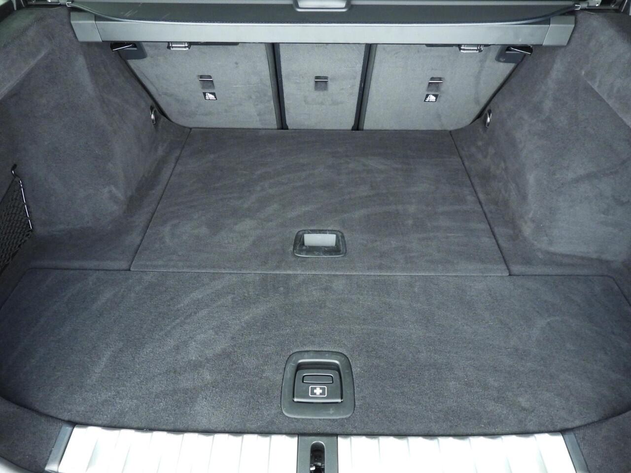 BMW 3-SERIE Touring 318i | M-Sportpakket | LED | Leder | HUD | Schuifdak | Trekhaak | Stoelverwarming | Keyles go | DAB | Alu 18 inch