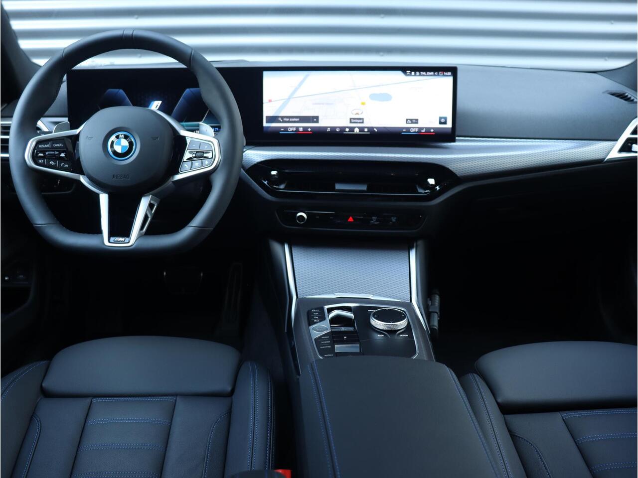 BMW 3-SERIE Touring 330e | High Executive | M Sportpakket Pro | Panodak | Trekhaak | Adaptive Cruise Control | Innovation Pack | Head-Up | Parking Assistant Plus | 19'' LMV | Ekris Selection