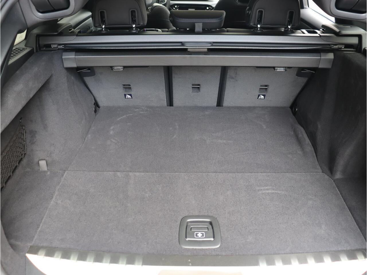 BMW 3-SERIE Touring 330e | High Executive | M Sportpakket Pro | Panodak | Trekhaak | Adaptive Cruise Control | Innovation Pack | Head-Up | Parking Assistant Plus | 19'' LMV | Ekris Selection