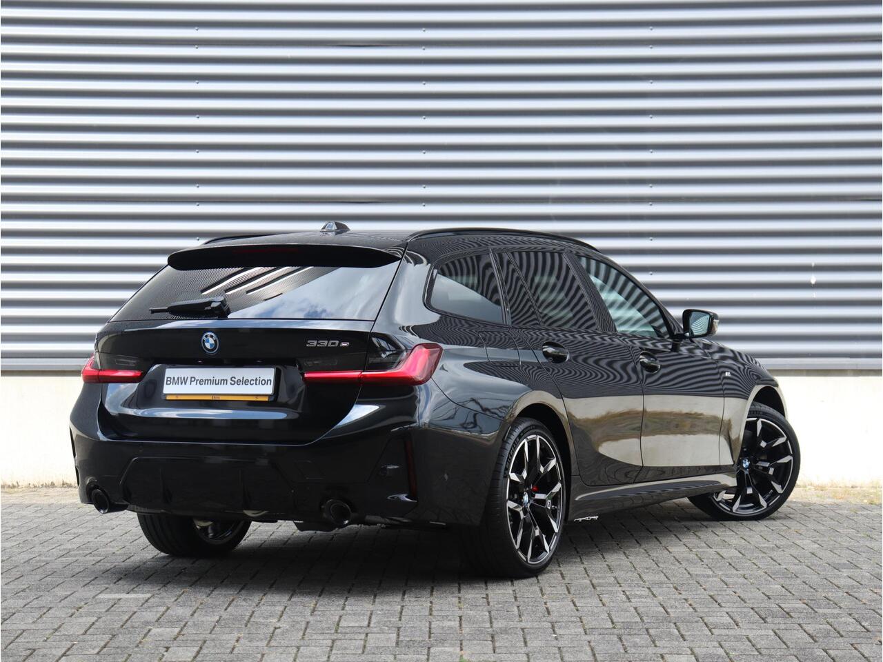 BMW 3-SERIE Touring 330e | High Executive | M Sportpakket Pro | Panodak | Trekhaak | Adaptive Cruise Control | Innovation Pack | Head-Up | Parking Assistant Plus | 19'' LMV | Ekris Selection