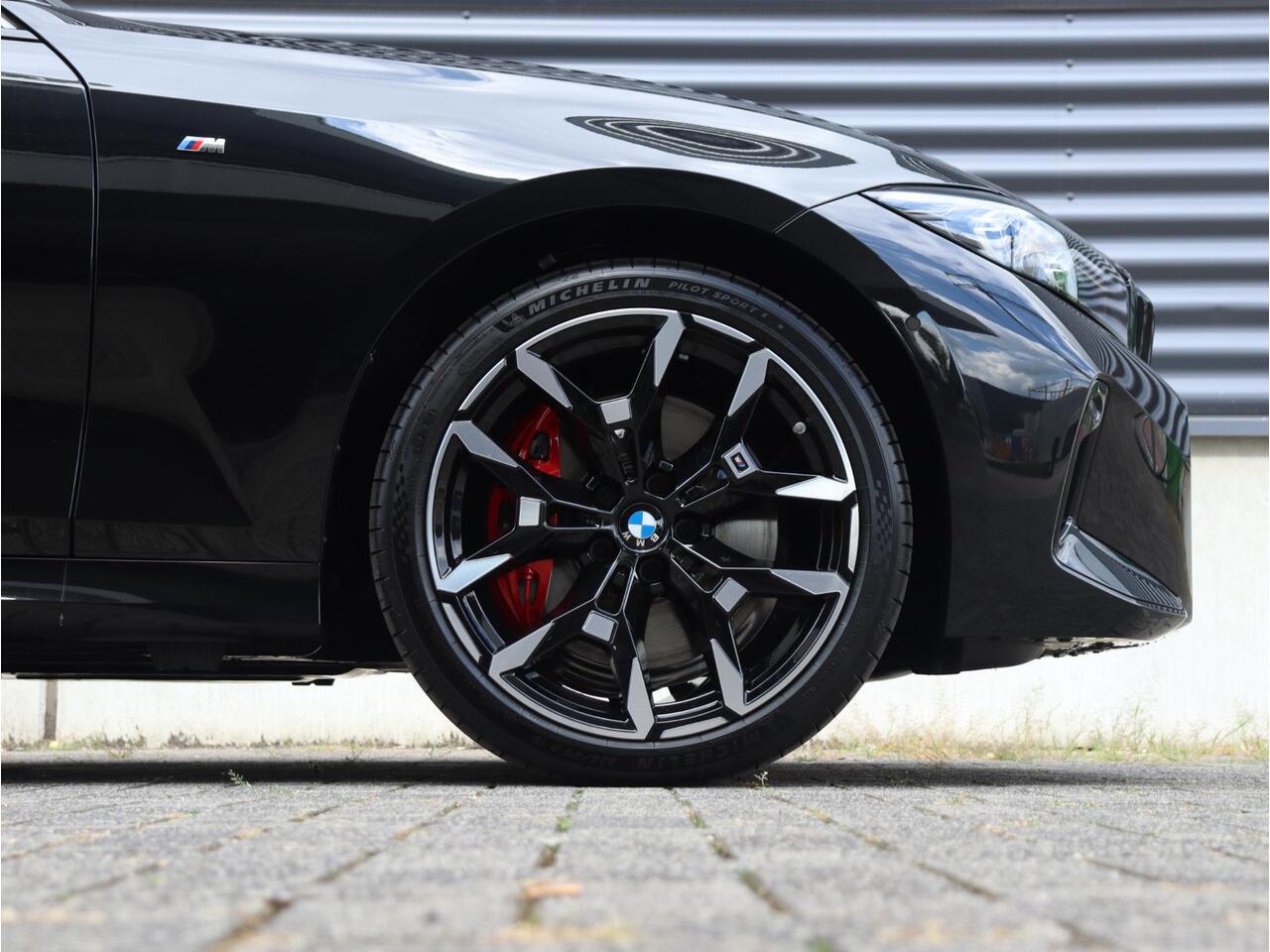 BMW 3-SERIE Touring 330e | High Executive | M Sportpakket Pro | Panodak | Trekhaak | Adaptive Cruise Control | Innovation Pack | Head-Up | Parking Assistant Plus | 19'' LMV | Ekris Selection