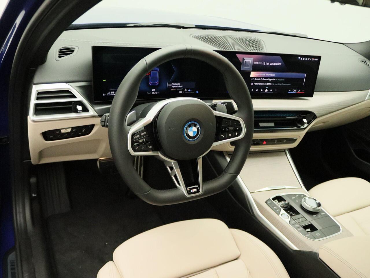 BMW 3-SERIE Sedan 330e M Sportpakket Pro | Comfort Pack | Stuurwielrand Verwarmd | Achteruitrijcamera | Elektrisch Verstelbare Sportstoelen | Harman Kardon | 19''