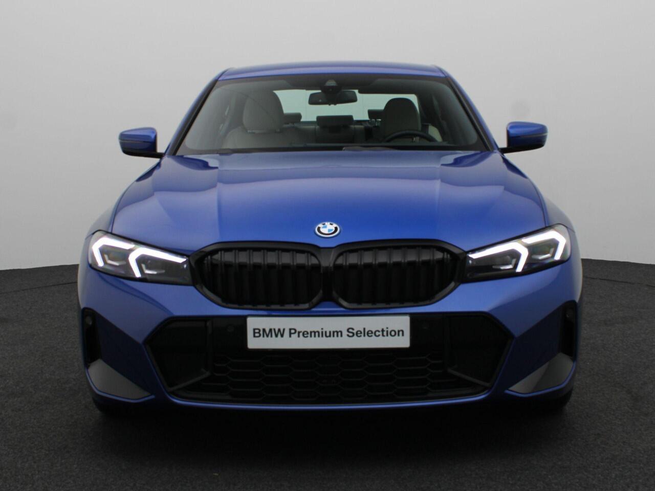 BMW 3-SERIE Sedan 330e M Sportpakket Pro | Comfort Pack | Stuurwielrand Verwarmd | Achteruitrijcamera | Elektrisch Verstelbare Sportstoelen | Harman Kardon | 19''