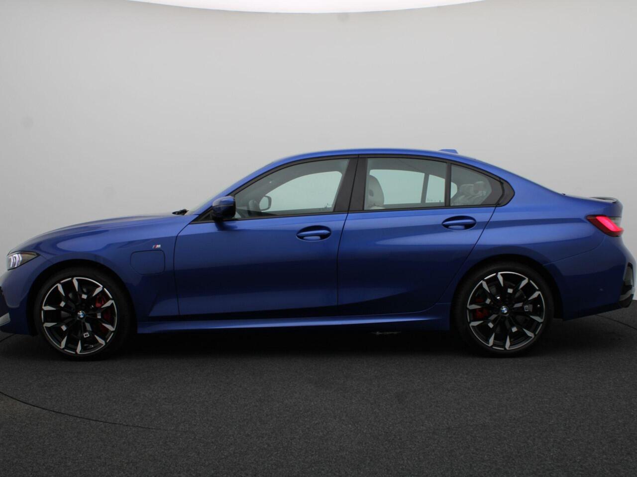 BMW 3-SERIE Sedan 330e M Sportpakket Pro | Comfort Pack | Stuurwielrand Verwarmd | Achteruitrijcamera | Elektrisch Verstelbare Sportstoelen | Harman Kardon | 19''