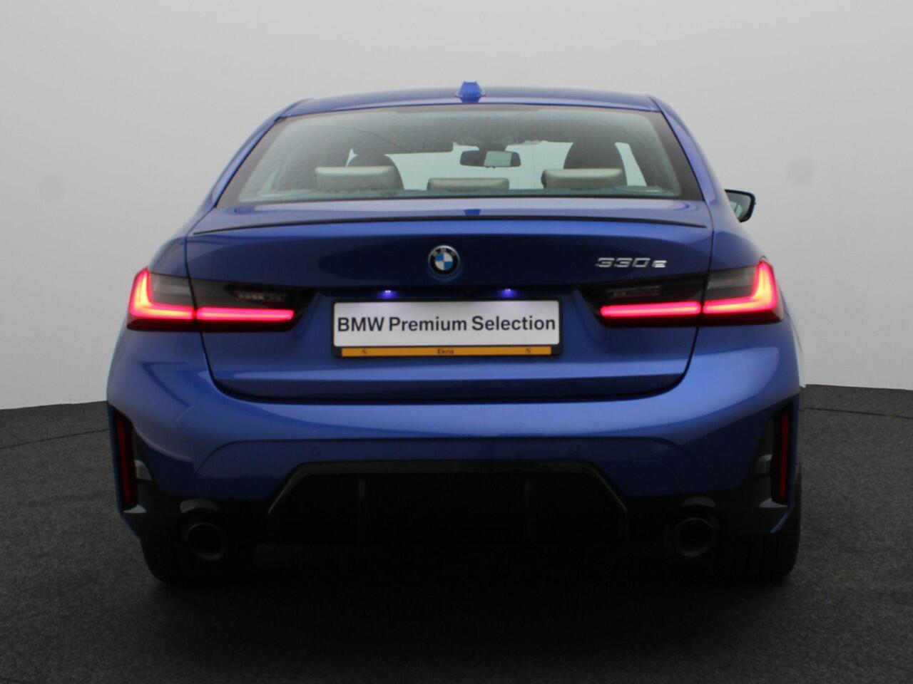 BMW 3-SERIE Sedan 330e M Sportpakket Pro | Comfort Pack | Stuurwielrand Verwarmd | Achteruitrijcamera | Elektrisch Verstelbare Sportstoelen | Harman Kardon | 19''