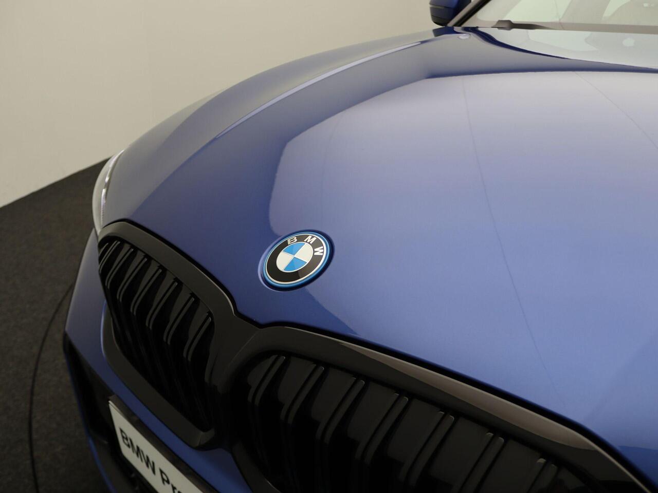 BMW 3-SERIE Sedan 330e M Sportpakket Pro | Comfort Pack | Stuurwielrand Verwarmd | Achteruitrijcamera | Elektrisch Verstelbare Sportstoelen | Harman Kardon | 19''