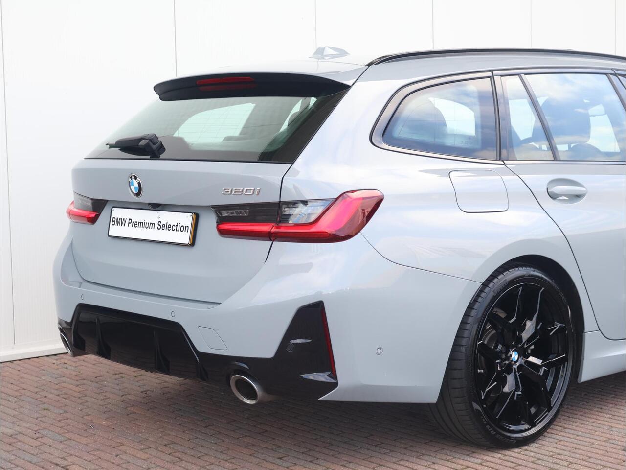 BMW 3-SERIE Touring 320i M Sportpakket/ 19 inch LM/ Trekhaak/ Panoramadak/ Achteruitrijcamera/ Stoelverwarming