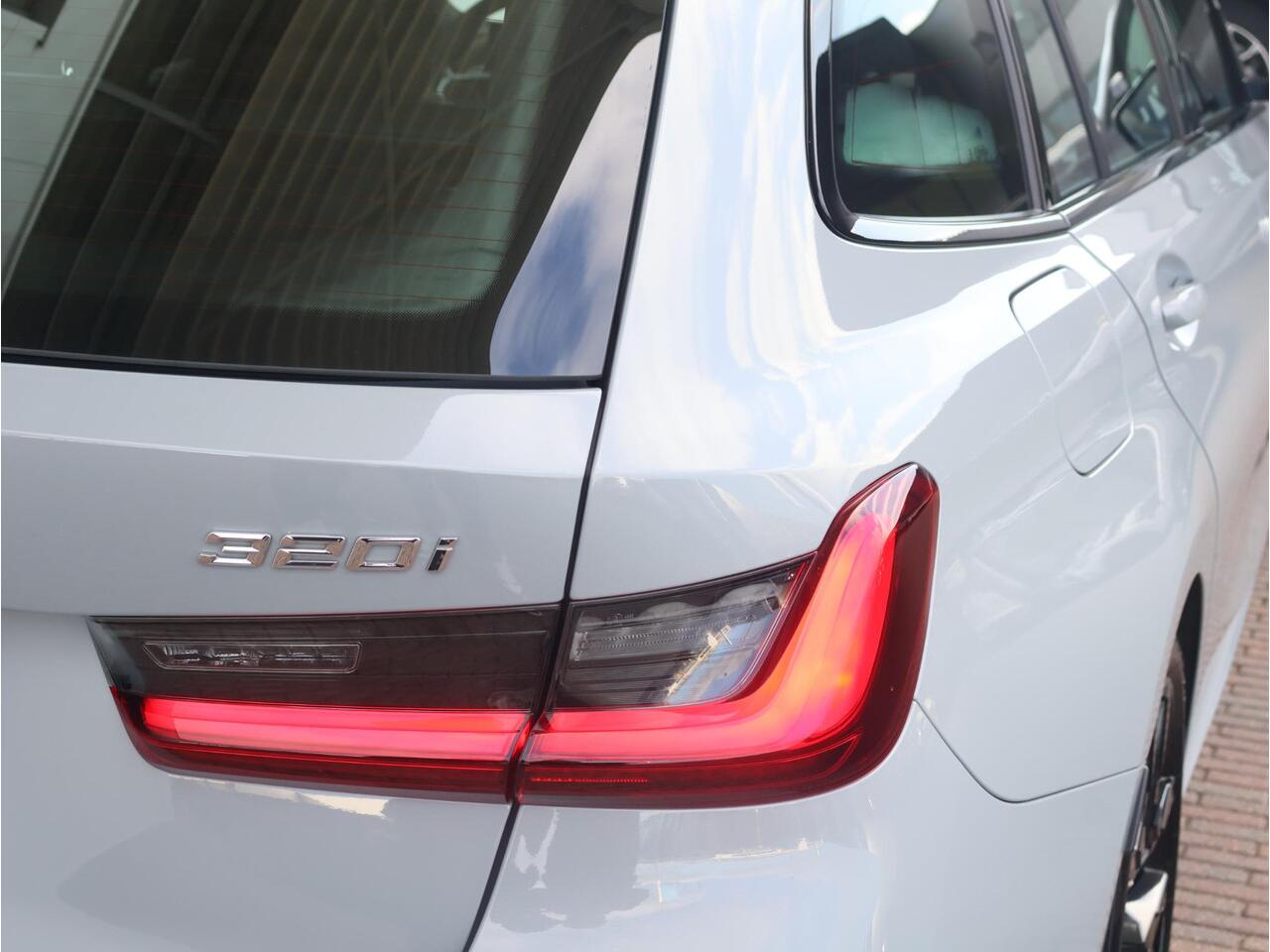 BMW 3-SERIE Touring 320i M Sportpakket/ 19 inch LM/ Trekhaak/ Panoramadak/ Achteruitrijcamera/ Stoelverwarming