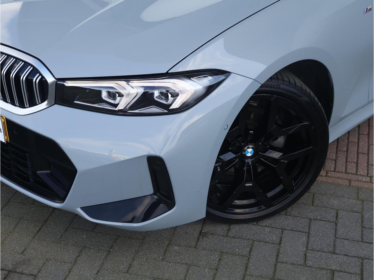 BMW 3-SERIE Touring 320i M Sportpakket/ 19 inch LM/ Trekhaak/ Panoramadak/ Achteruitrijcamera/ Stoelverwarming