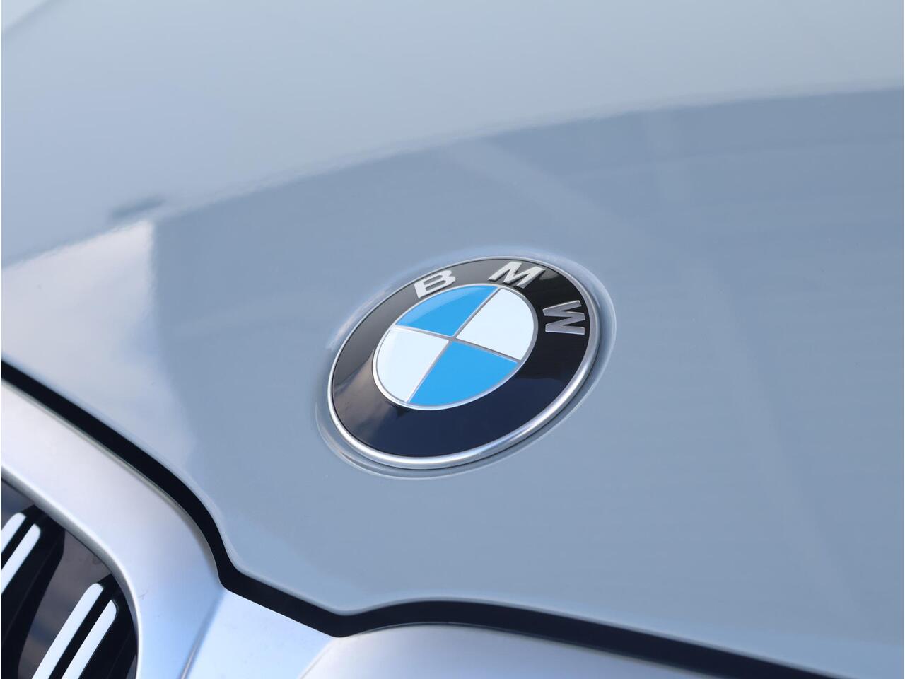 BMW 3-SERIE Touring 320i M Sportpakket/ 19 inch LM/ Trekhaak/ Panoramadak/ Achteruitrijcamera/ Stoelverwarming