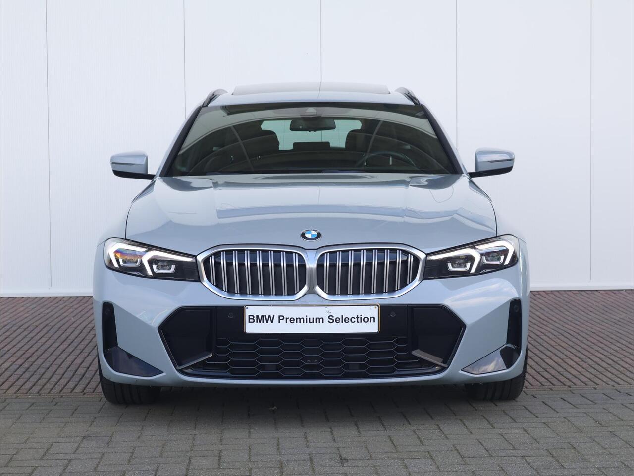 BMW 3-SERIE Touring 320i M Sportpakket/ 19 inch LM/ Trekhaak/ Panoramadak/ Achteruitrijcamera/ Stoelverwarming