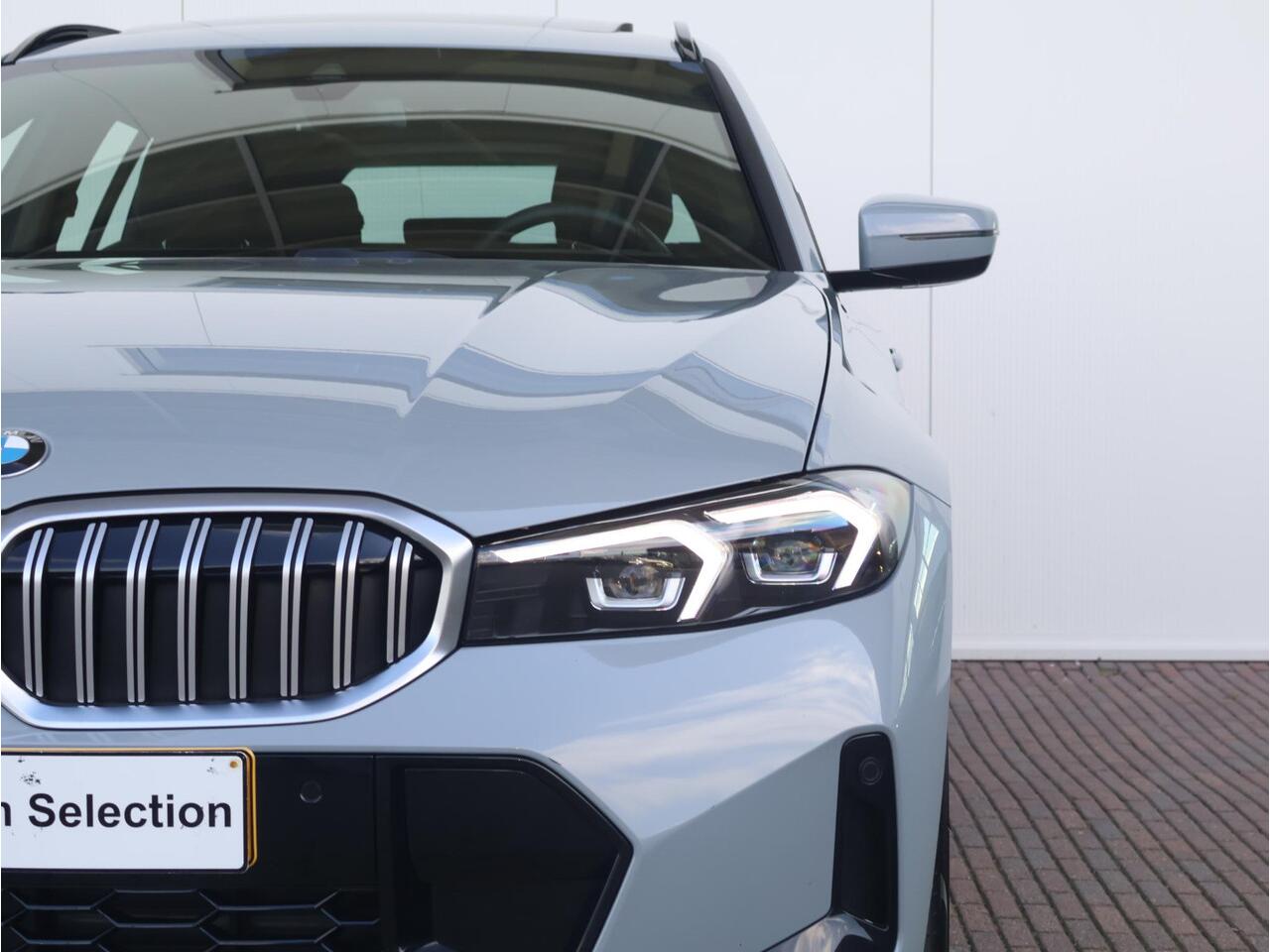 BMW 3-SERIE Touring 320i M Sportpakket/ 19 inch LM/ Trekhaak/ Panoramadak/ Achteruitrijcamera/ Stoelverwarming