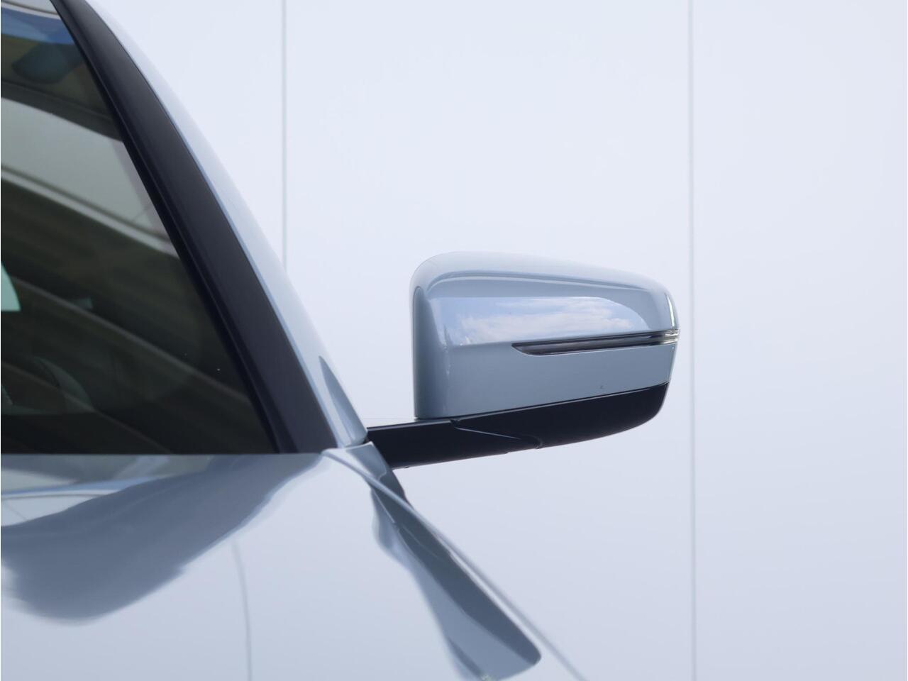 BMW 3-SERIE Touring 320i M Sportpakket/ 19 inch LM/ Trekhaak/ Panoramadak/ Achteruitrijcamera/ Stoelverwarming