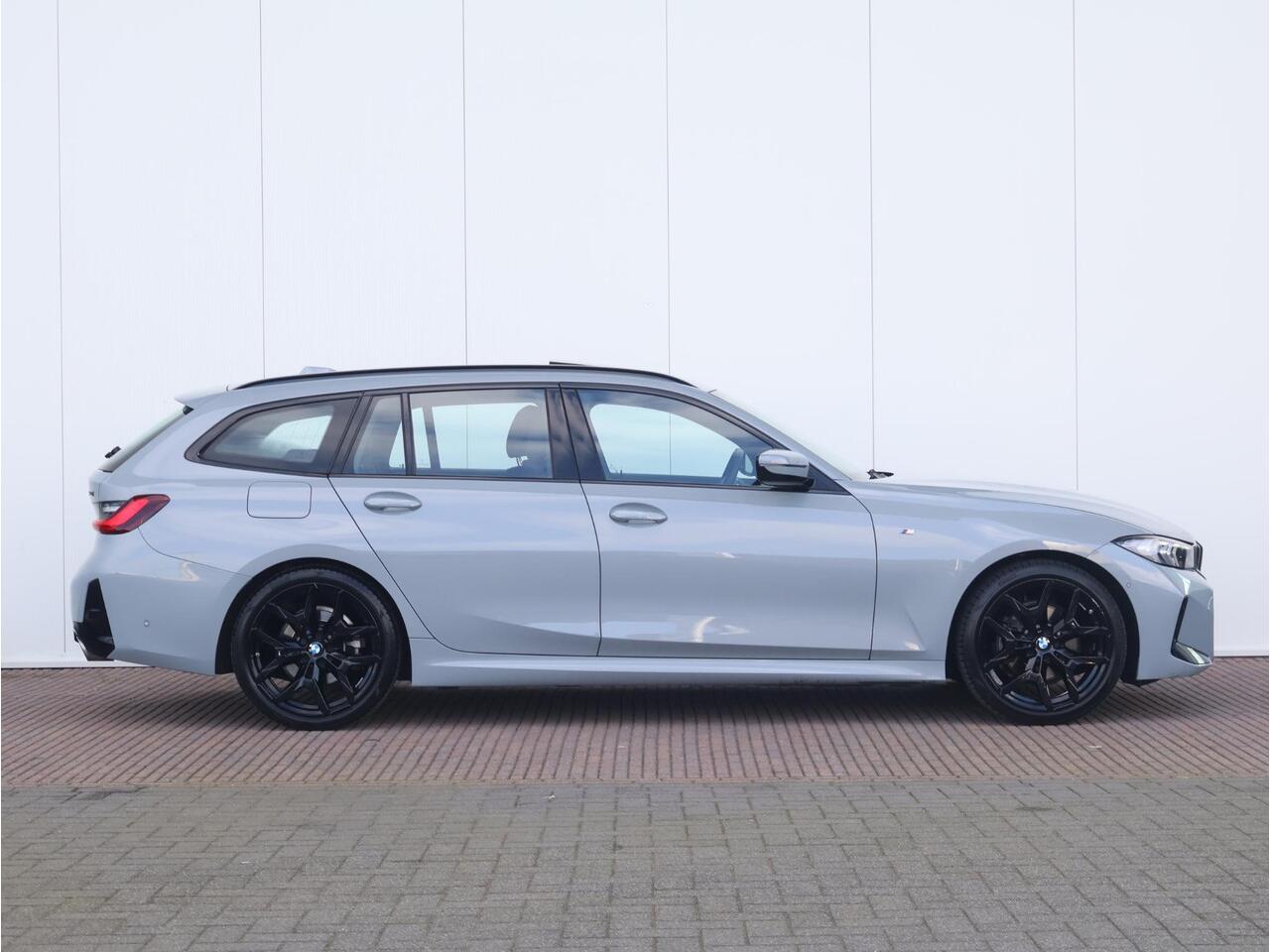 BMW 3-SERIE Touring 320i M Sportpakket/ 19 inch LM/ Trekhaak/ Panoramadak/ Achteruitrijcamera/ Stoelverwarming