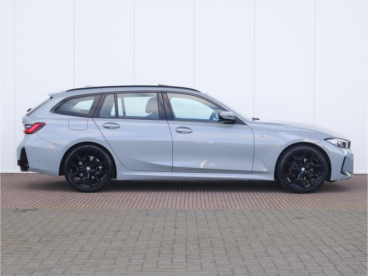 BMW 3-SERIE Touring 320i M Sportpakket/ 19 inch LM/ Trekhaak/ Panoramadak/ Achteruitrijcamera/ Stoelverwarming
