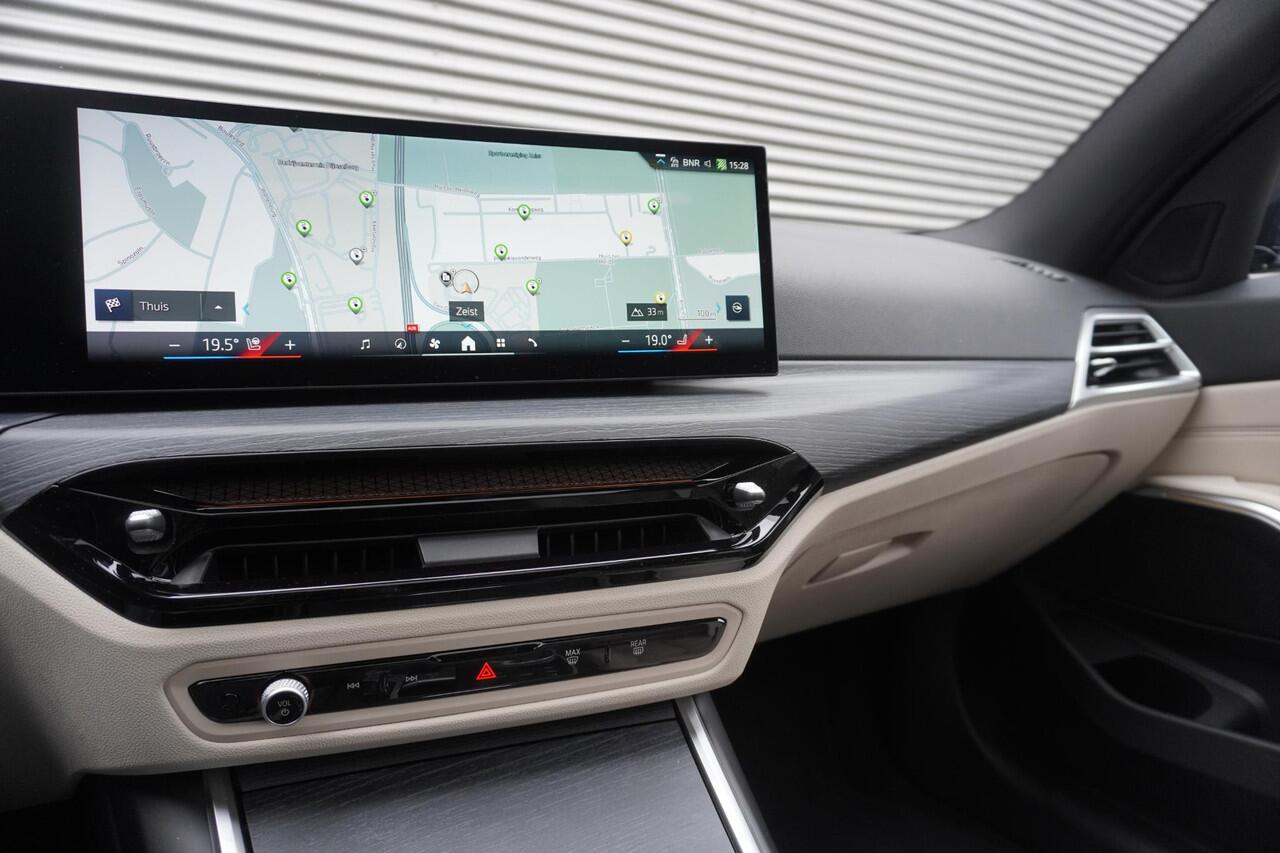 BMW 3-SERIE Touring 330e Electrisch verstelbare Stoelen | M Sportpakket | Head Up Display