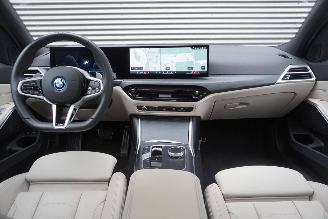 BMW 3-SERIE Touring 330e Electrisch verstelbare Stoelen | M Sportpakket | Head Up Display