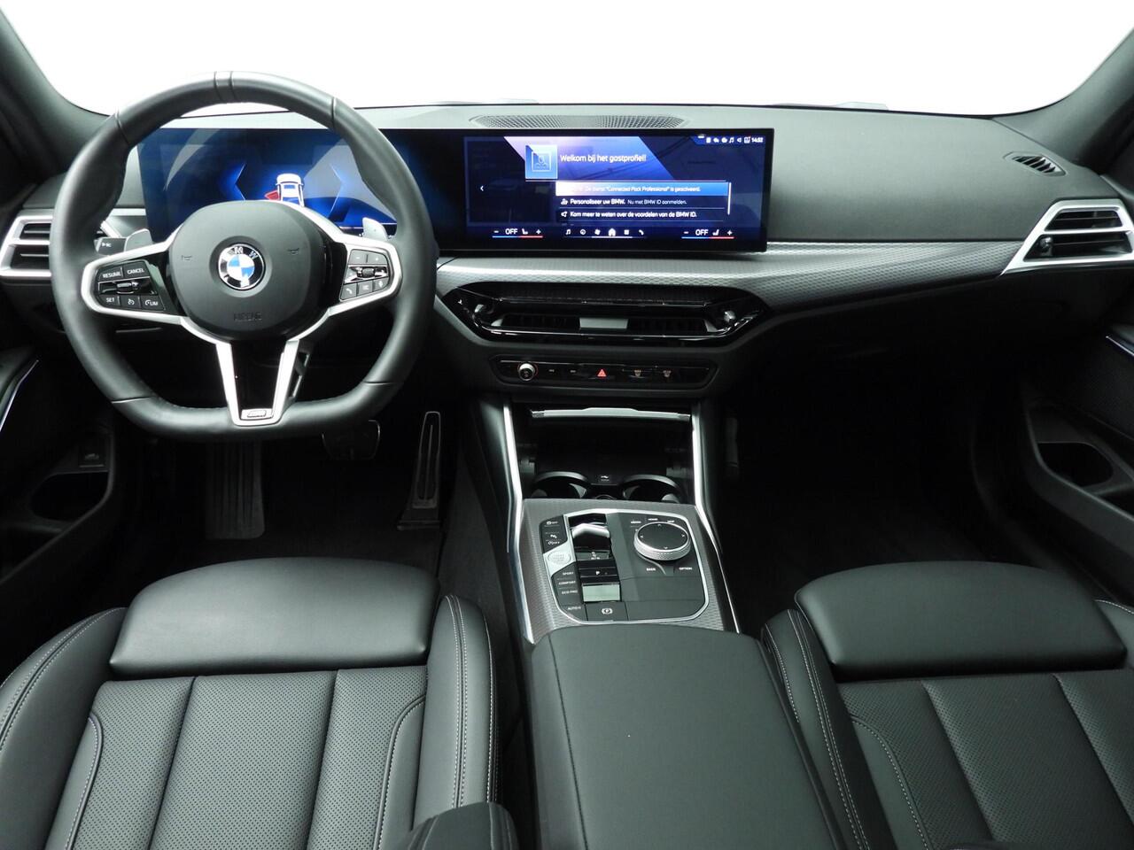 BMW 3-SERIE Sedan 318i | M-Sportpakket | Navigatie | Trekhaak | Schuifdak | Stoelverwarming | Keyles go | DAB | Alu 19 inch