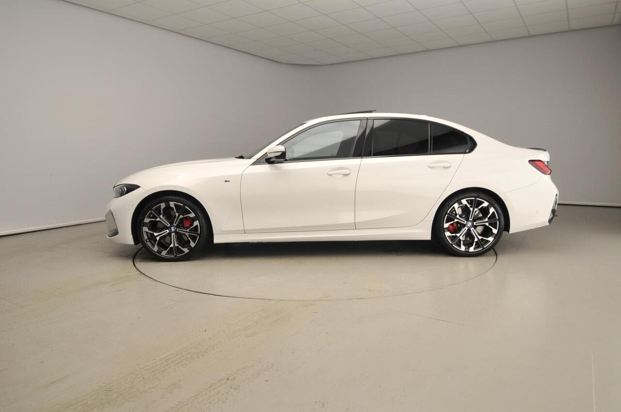 BMW 3-SERIE Sedan 318i | M-Sportpakket | Navigatie | Trekhaak | Schuifdak | Stoelverwarming | Keyles go | DAB | Alu 19 inch