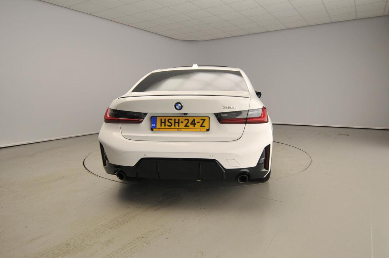 BMW 3-SERIE Sedan 318i | M-Sportpakket | Navigatie | Trekhaak | Schuifdak | Stoelverwarming | Keyles go | DAB | Alu 19 inch