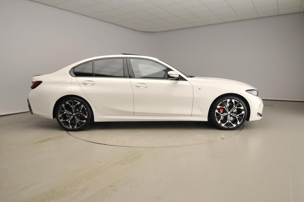 BMW 3-SERIE Sedan 318i | M-Sportpakket | Navigatie | Trekhaak | Schuifdak | Stoelverwarming | Keyles go | DAB | Alu 19 inch