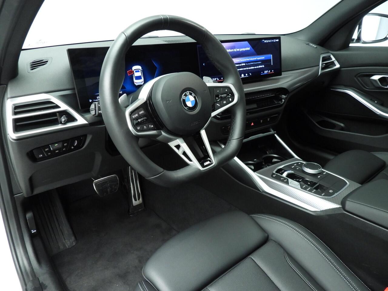 BMW 3-SERIE Sedan 318i | M-Sportpakket | Navigatie | Trekhaak | Schuifdak | Stoelverwarming | Keyles go | DAB | Alu 19 inch