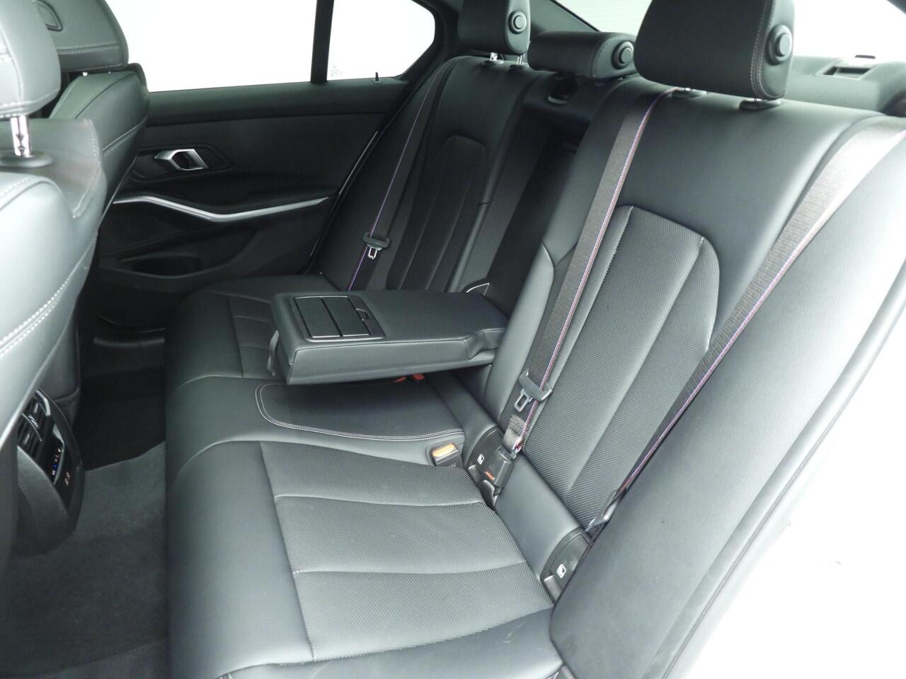 BMW 3-SERIE Sedan 318i | M-Sportpakket | Navigatie | Trekhaak | Schuifdak | Stoelverwarming | Keyles go | DAB | Alu 19 inch