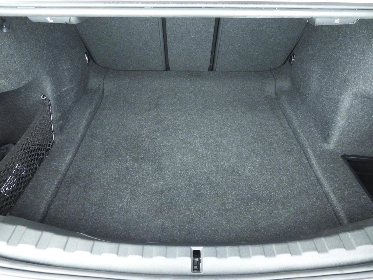 BMW 3-SERIE Sedan 318i | M-Sportpakket | Navigatie | Trekhaak | Schuifdak | Stoelverwarming | Keyles go | DAB | Alu 19 inch