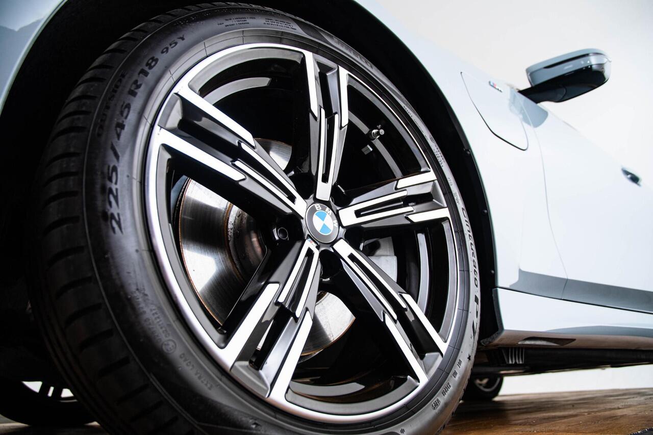 BMW 3-SERIE 330e Long Range - M Sport - Getinte Ruiten - elektrisch verstelbare/verwarmde stoelen - Parking Assistant Plus - Active Cruise Control - Comfort Access - Adaptieve LED koplampen - Elektrische achterklep -