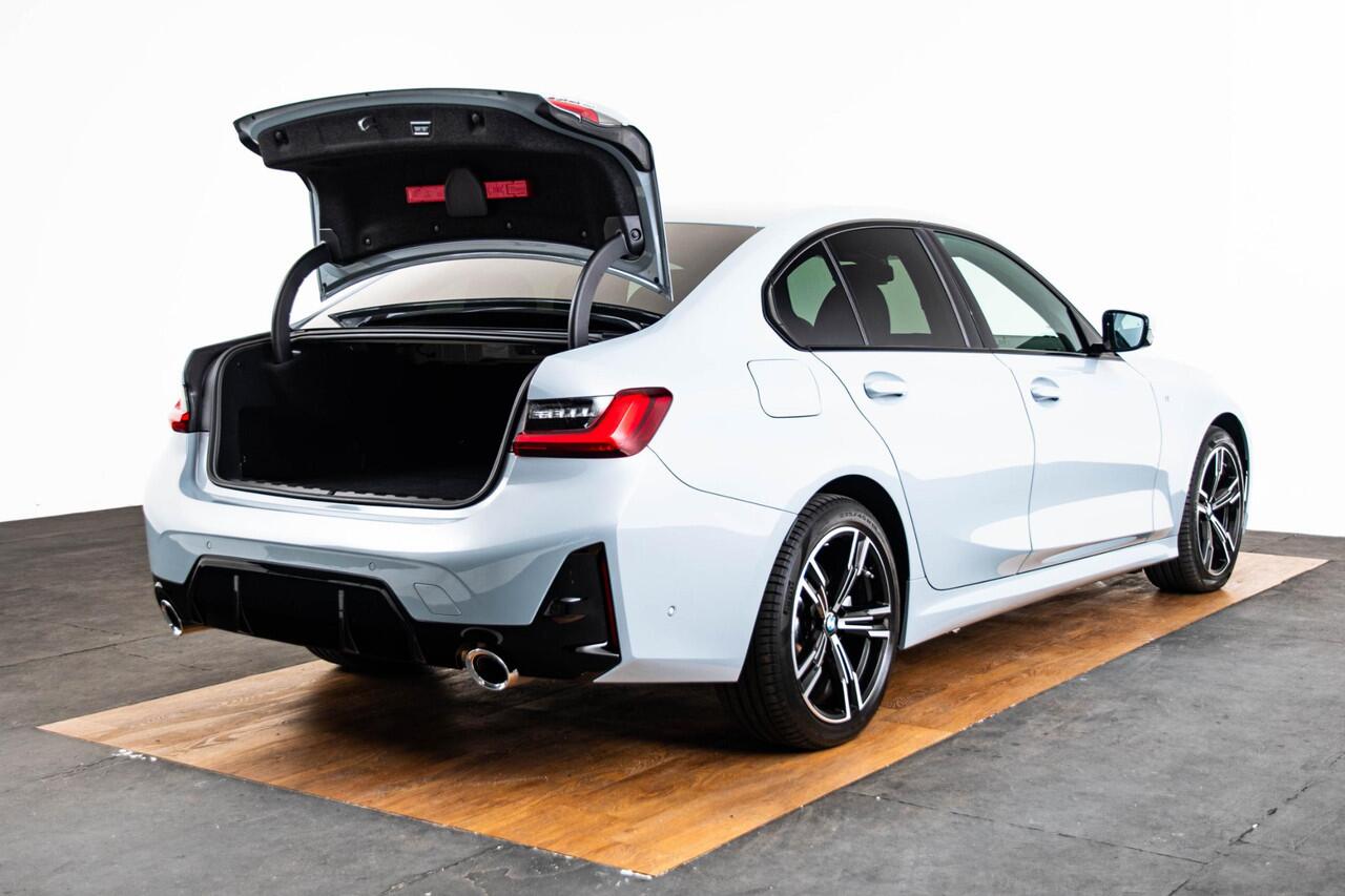 BMW 3-SERIE 330e Long Range - M Sport - Getinte Ruiten - elektrisch verstelbare/verwarmde stoelen - Parking Assistant Plus - Active Cruise Control - Comfort Access - Adaptieve LED koplampen - Elektrische achterklep -