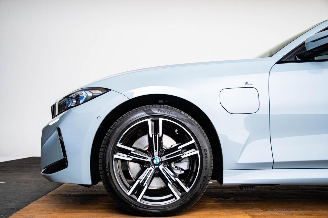 BMW 3-SERIE 330e Long Range - M Sport - Getinte Ruiten - elektrisch verstelbare/verwarmde stoelen - Parking Assistant Plus - Active Cruise Control - Comfort Access - Adaptieve LED koplampen - Elektrische achterklep -