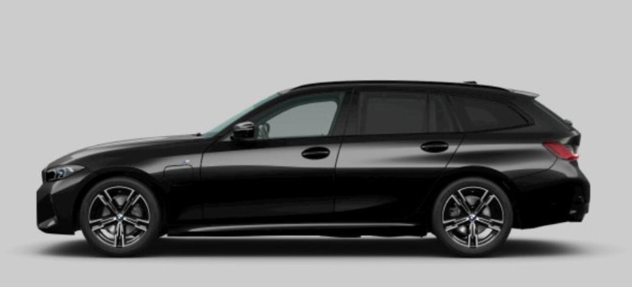 BMW 3-SERIE Touring 330e Long Range - M Sport - Elektrisch verstelbare/verwarmde stoelen - Comfort Access - Parking Assistant Plus - Active Cruise Control - Getinte Ruiten - zonneschermen achterportierramen -