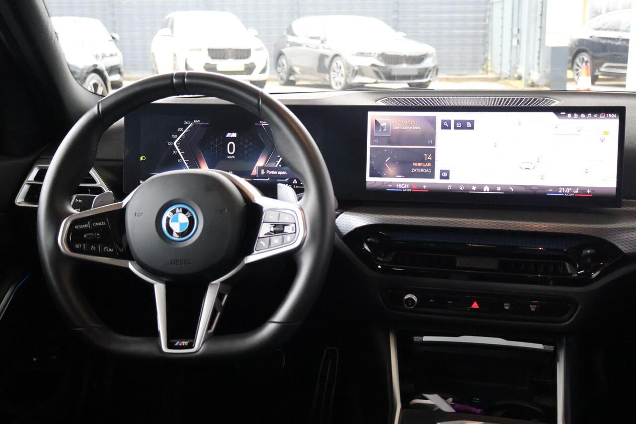 BMW 3-SERIE Touring 330e xDrive | M Sportpakket Pro | Stoelverwarming | Panorama Dak | Trekhaak
