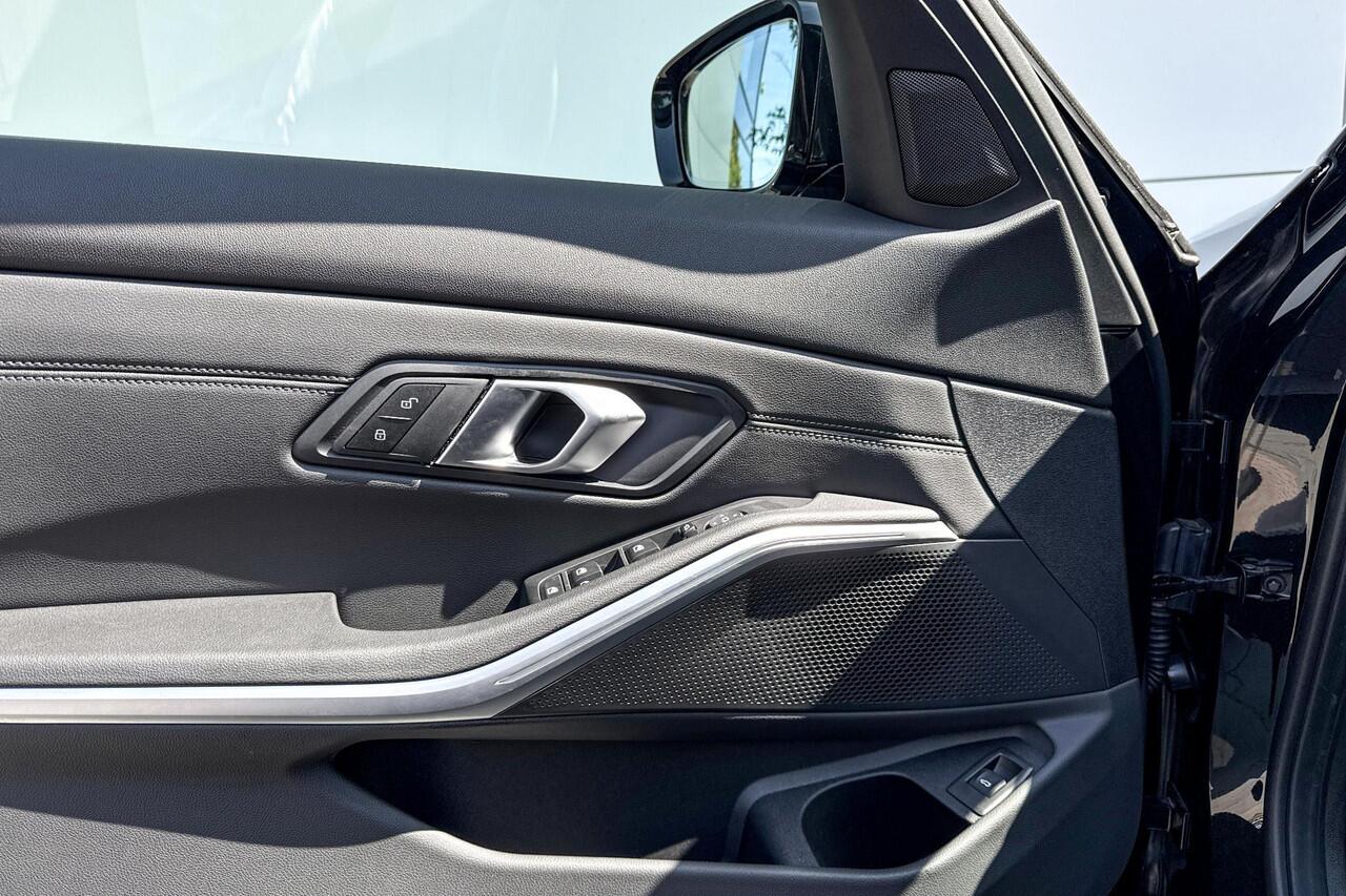 BMW 3-SERIE Sedan 318i M-Sport