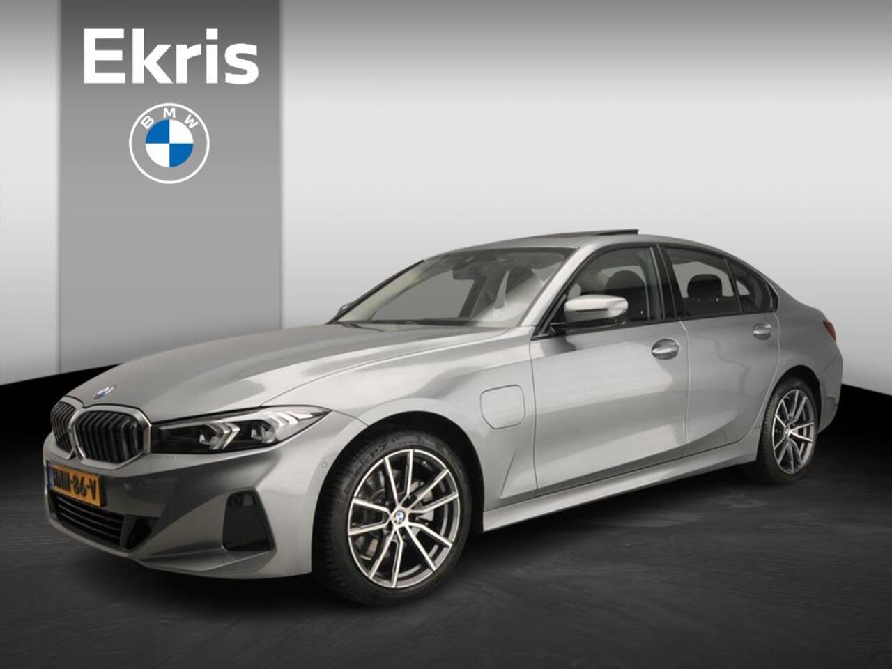 BMW 3-SERIE Sedan 330e | LED | HUD | Schuifdak | Stoelverwarming | Surround view | DAB | Alu 18 inch