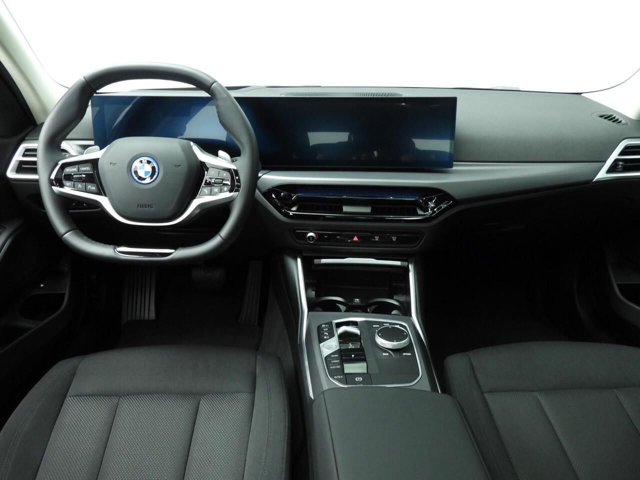 BMW 3-SERIE Sedan 330e | LED | HUD | Schuifdak | Stoelverwarming | Surround view | DAB | Alu 18 inch