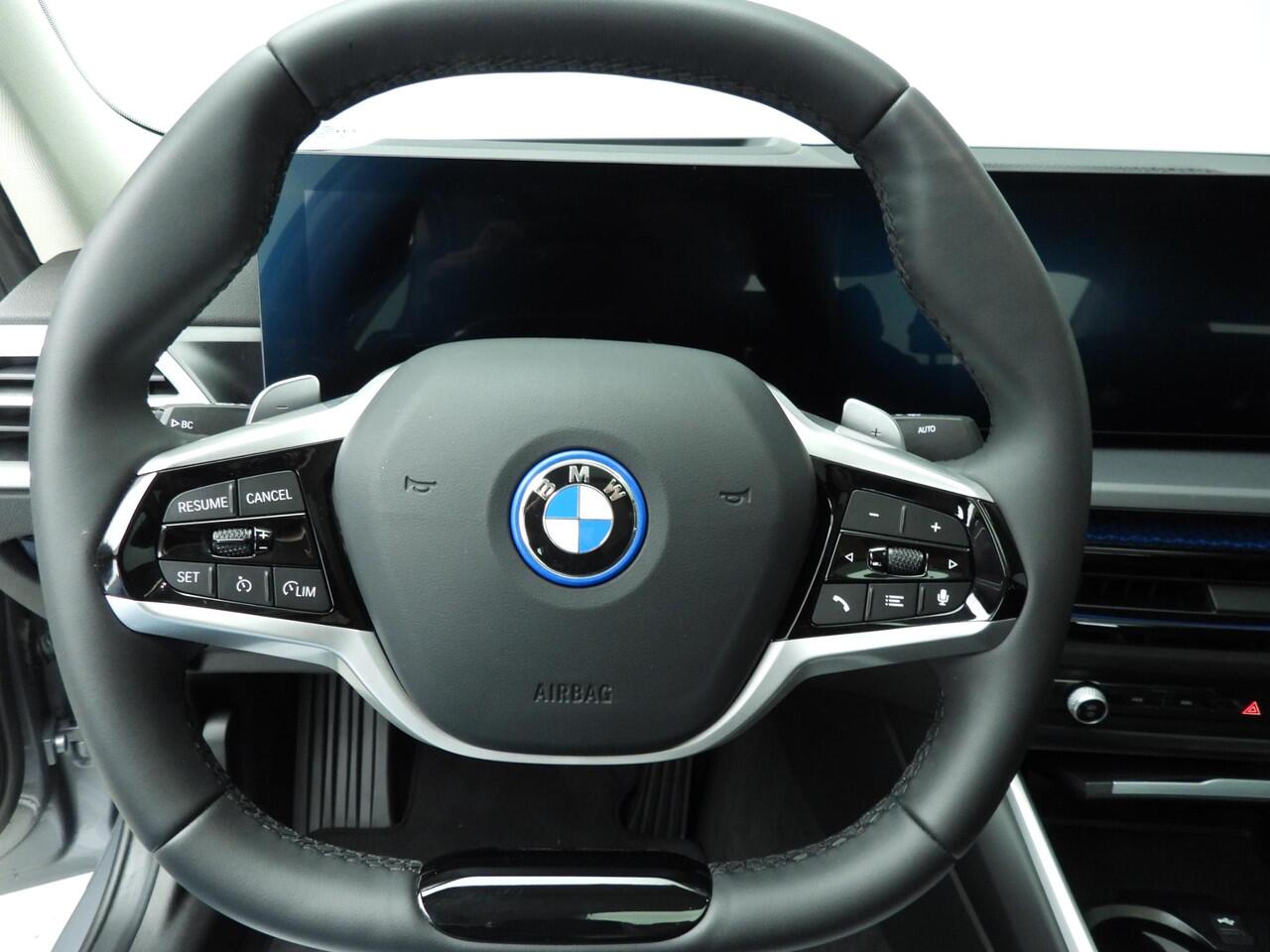 BMW 3-SERIE Sedan 330e | LED | HUD | Schuifdak | Stoelverwarming | Surround view | DAB | Alu 18 inch