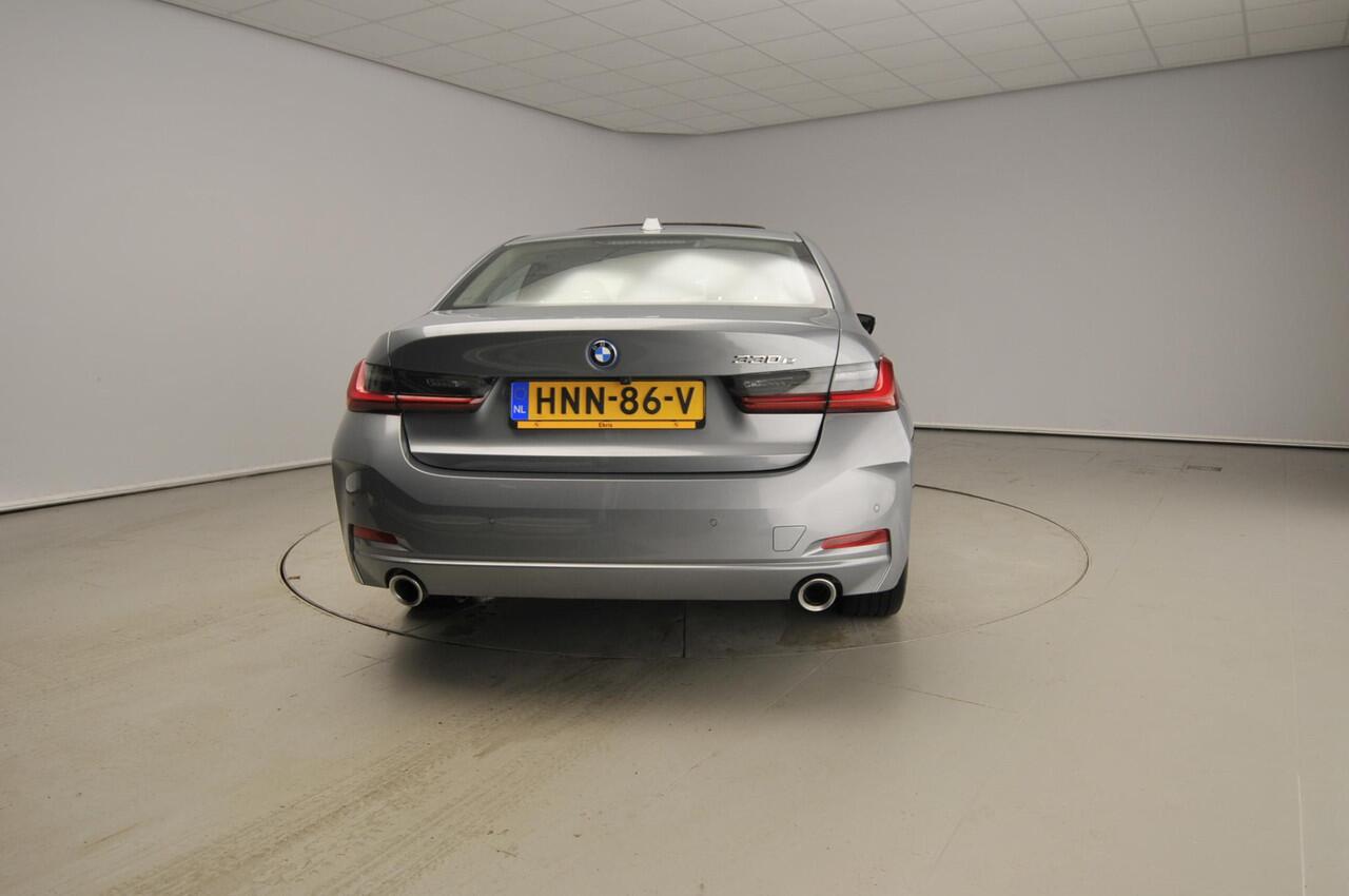 BMW 3-SERIE Sedan 330e | LED | HUD | Schuifdak | Stoelverwarming | Surround view | DAB | Alu 18 inch