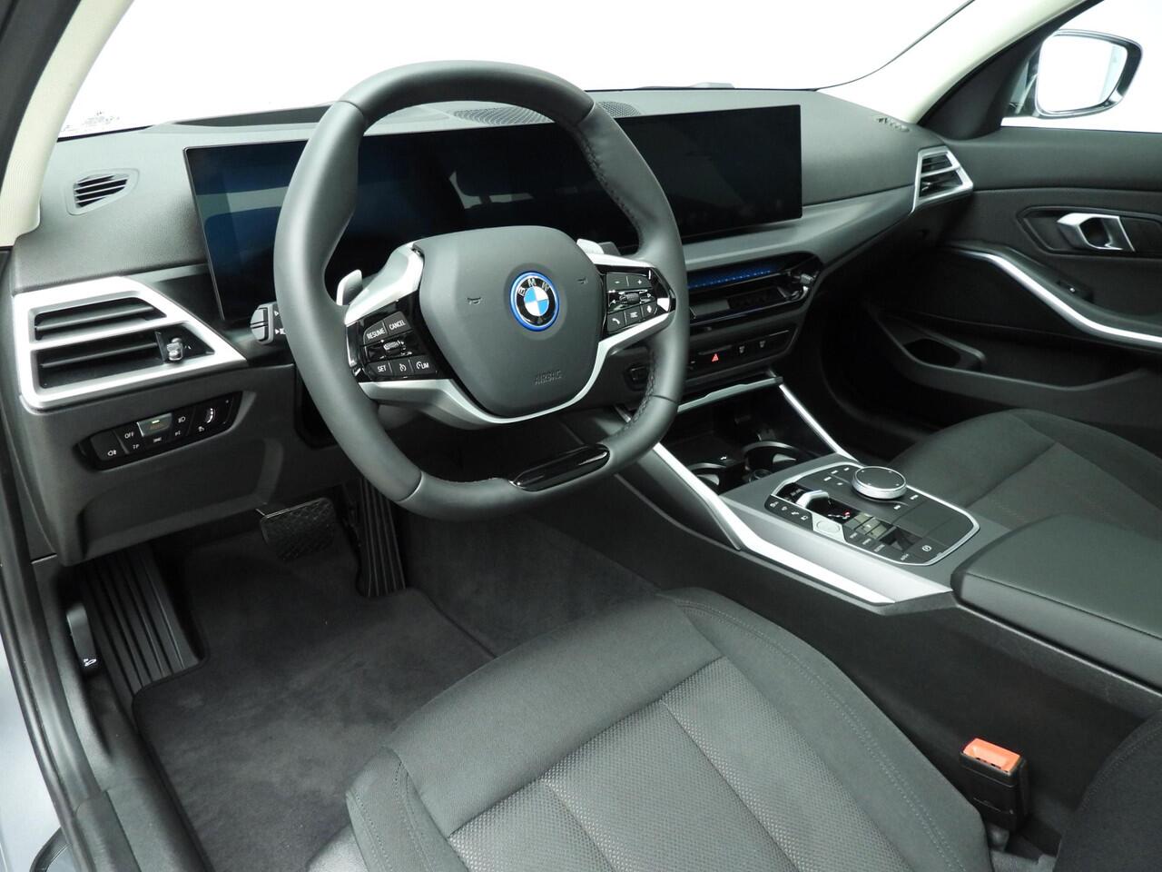 BMW 3-SERIE Sedan 330e | LED | HUD | Schuifdak | Stoelverwarming | Surround view | DAB | Alu 18 inch