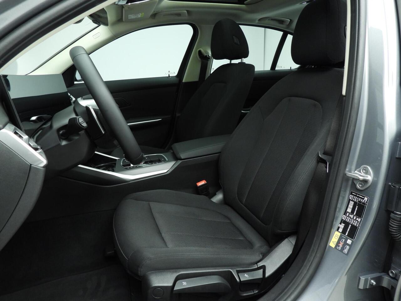 BMW 3-SERIE Sedan 330e | LED | HUD | Schuifdak | Stoelverwarming | Surround view | DAB | Alu 18 inch