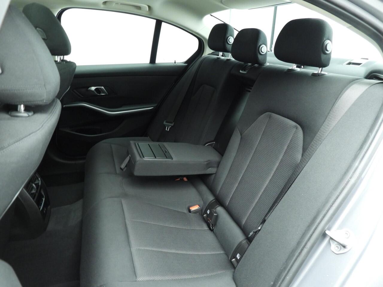 BMW 3-SERIE Sedan 330e | LED | HUD | Schuifdak | Stoelverwarming | Surround view | DAB | Alu 18 inch