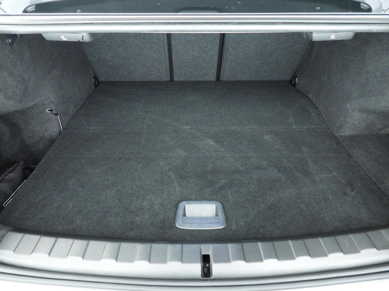 BMW 3-SERIE Sedan 330e | LED | HUD | Schuifdak | Stoelverwarming | Surround view | DAB | Alu 18 inch