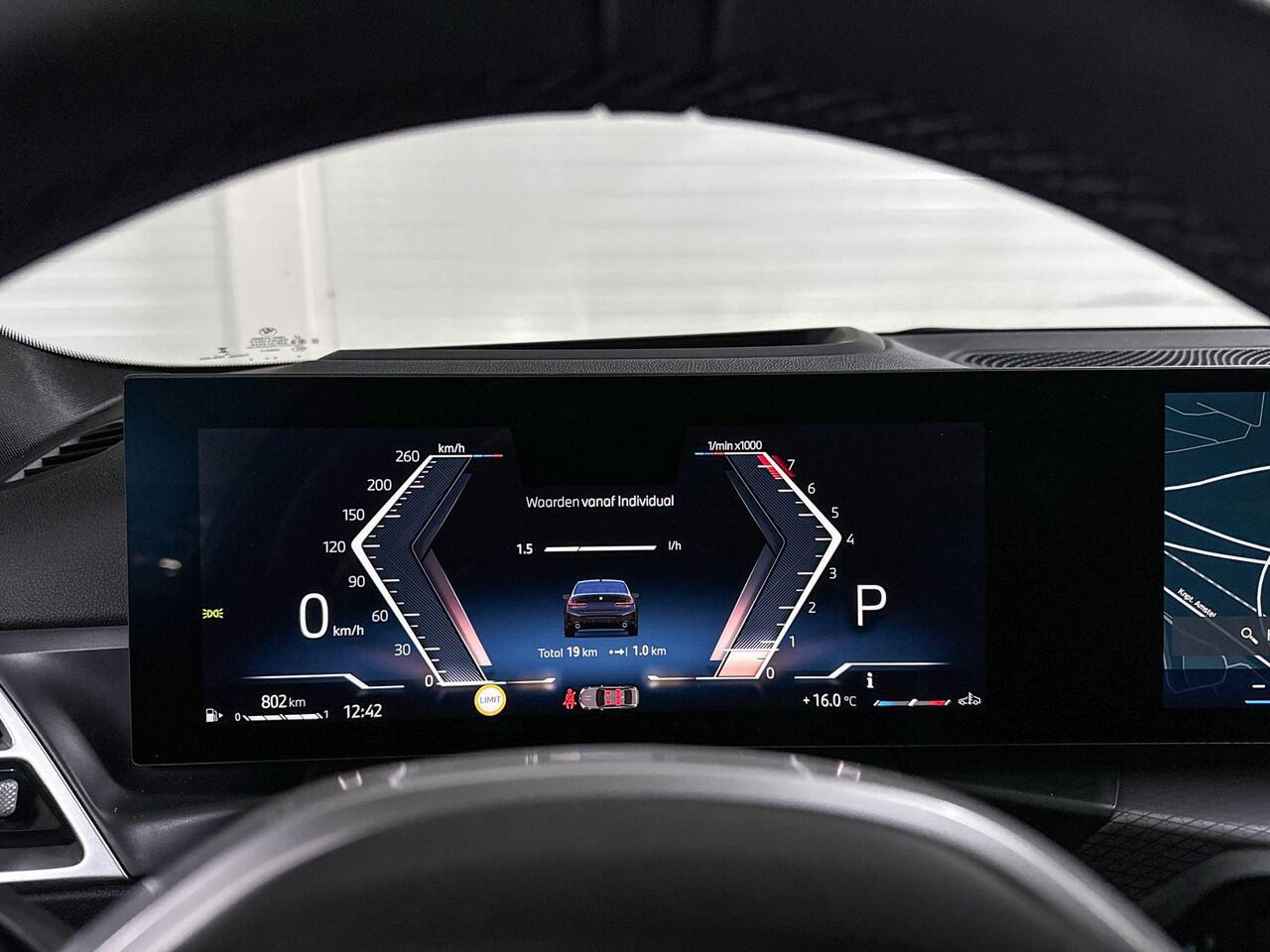 BMW 3-SERIE Sedan 318i | M-Sport Pro | Innovation Pack | Comfort Pack | Driving Assistant | Harman/kardon | Comfort Access