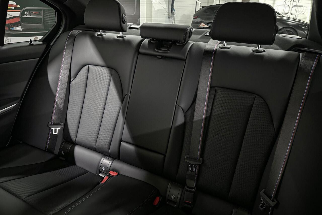 BMW 3-SERIE Sedan 318i | M-Sport Pro | Innovation Pack | Comfort Pack | Driving Assistant | Harman/kardon | Comfort Access