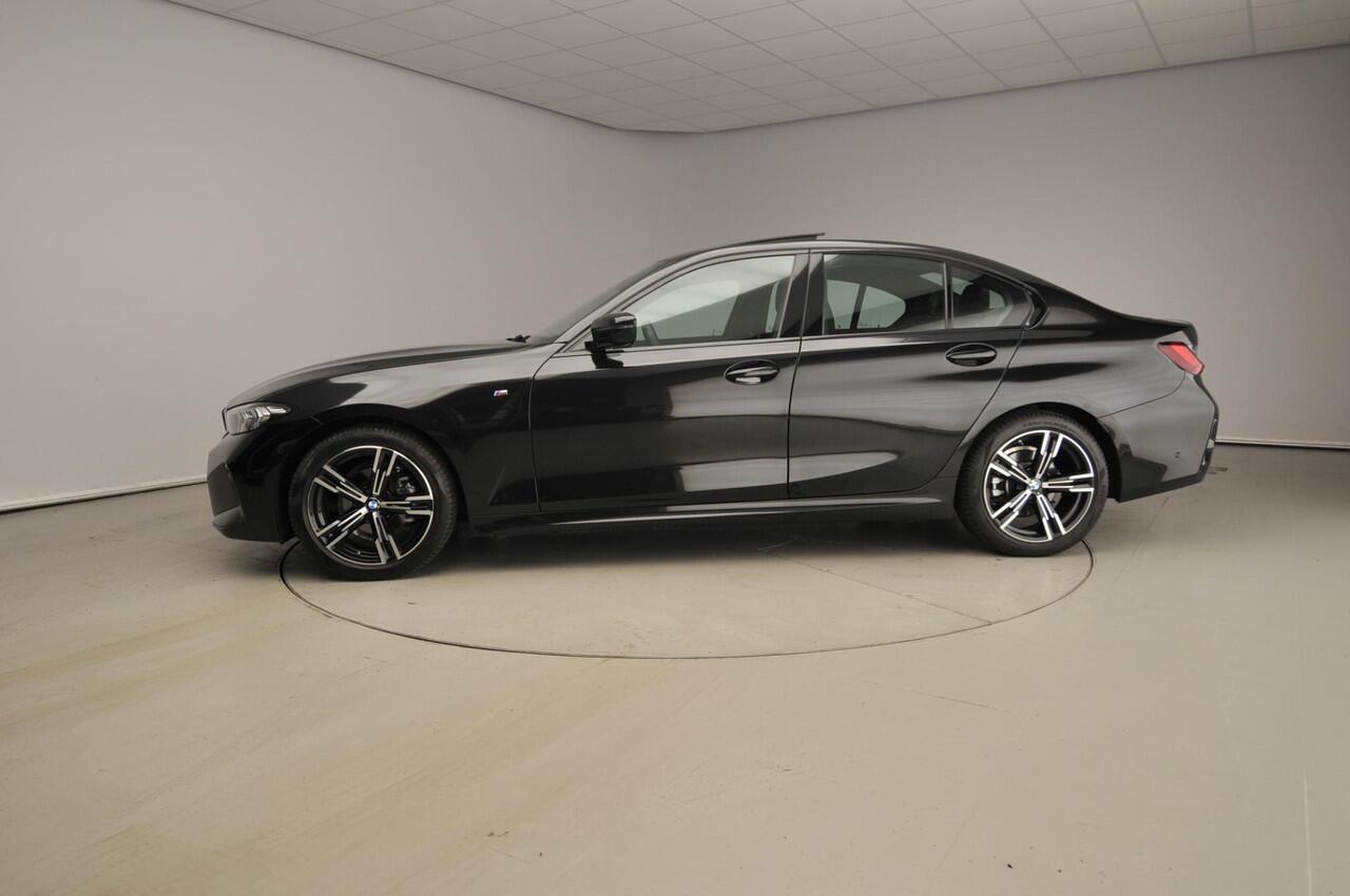 BMW 3-SERIE Sedan 318i | M-Sportpakket | LED | Navigatie | Schuifdak | Trekhaak | Stoelverwarming | DAB | Alu 18 inch