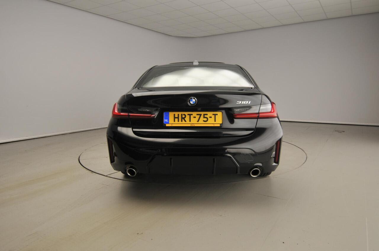 BMW 3-SERIE Sedan 318i | M-Sportpakket | LED | Navigatie | Schuifdak | Trekhaak | Stoelverwarming | DAB | Alu 18 inch