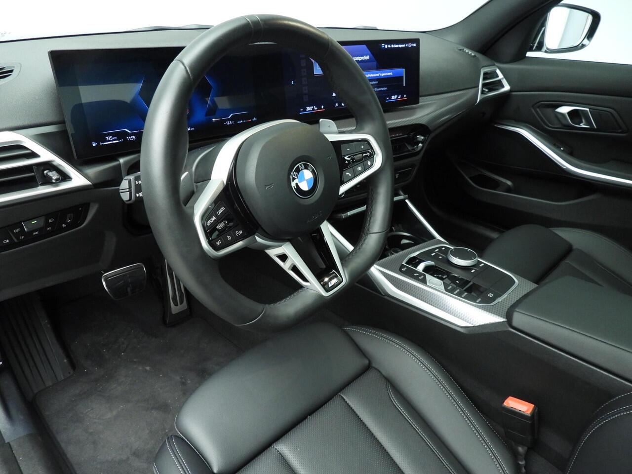 BMW 3-SERIE Sedan 318i | M-Sportpakket | LED | Navigatie | Schuifdak | Trekhaak | Stoelverwarming | DAB | Alu 18 inch